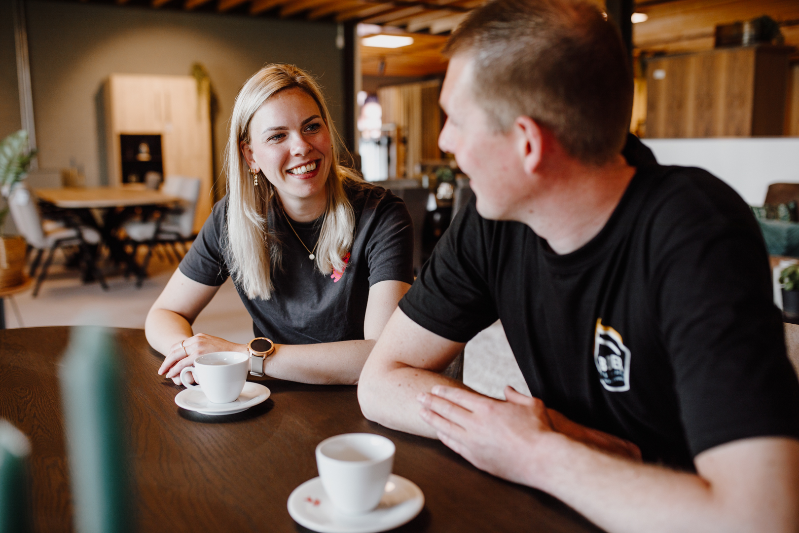 Foto van ingrid die koffie drinkt met een collega bij de boer wonen en slapen